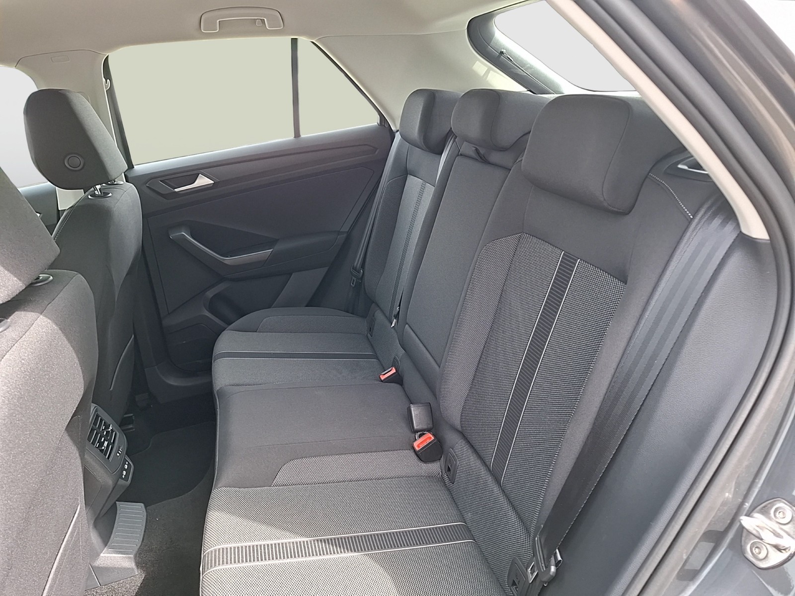 Fahrzeugabbildung Volkswagen T-Roc TSI Life DSG LEDplus CarPlay AID ACC Park-Assist SH