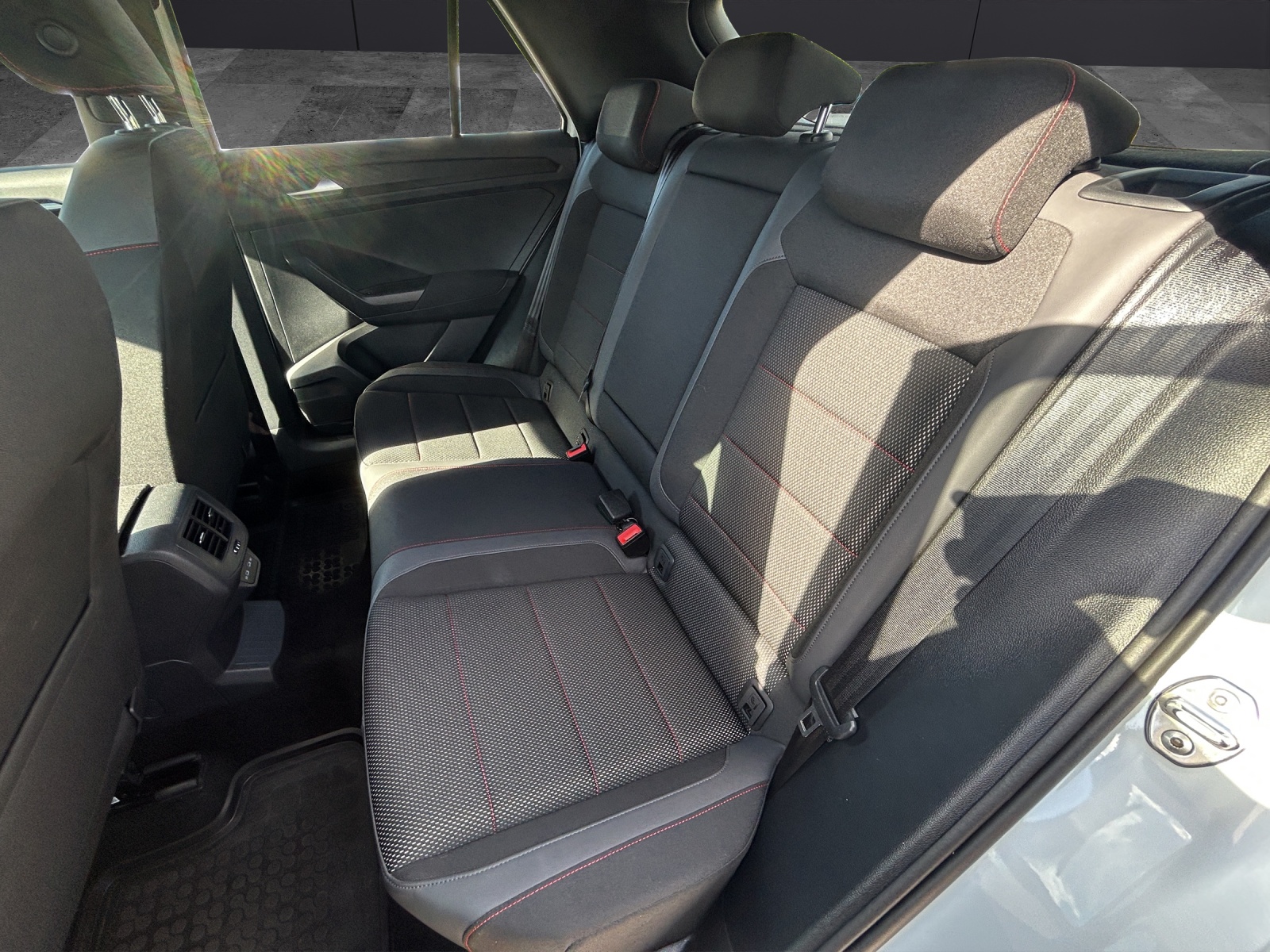 Fahrzeugabbildung Volkswagen T-Roc TSI Sport LED AHK Navi AID ACC RFK SH 18