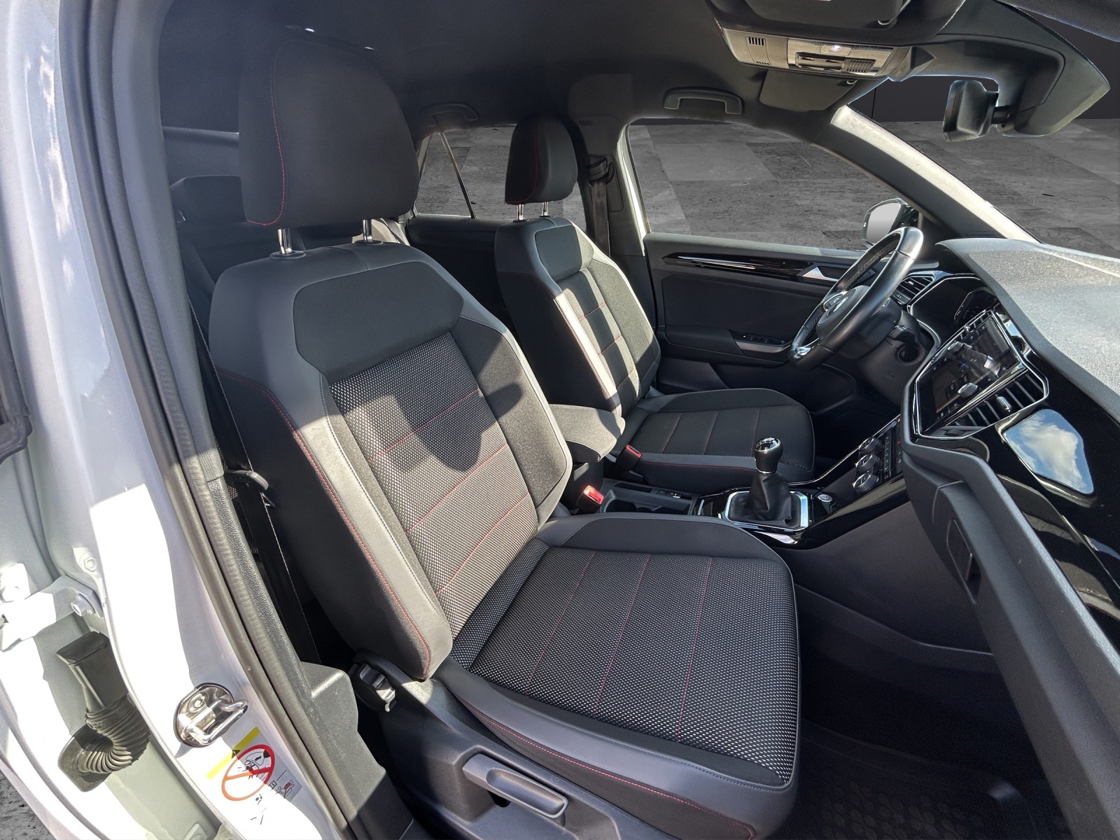Fahrzeugabbildung Volkswagen T-Roc TSI Sport LED AHK Navi AID ACC RFK SH 18
