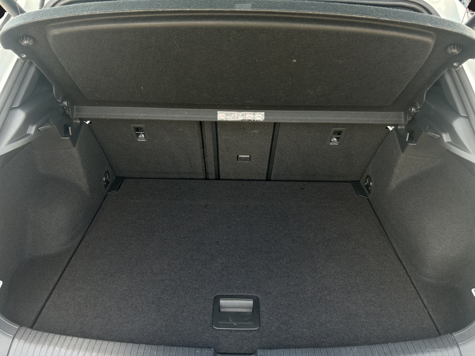 Fahrzeugabbildung Volkswagen T-Roc TSI Sport LED AHK Navi AID ACC RFK SH 18