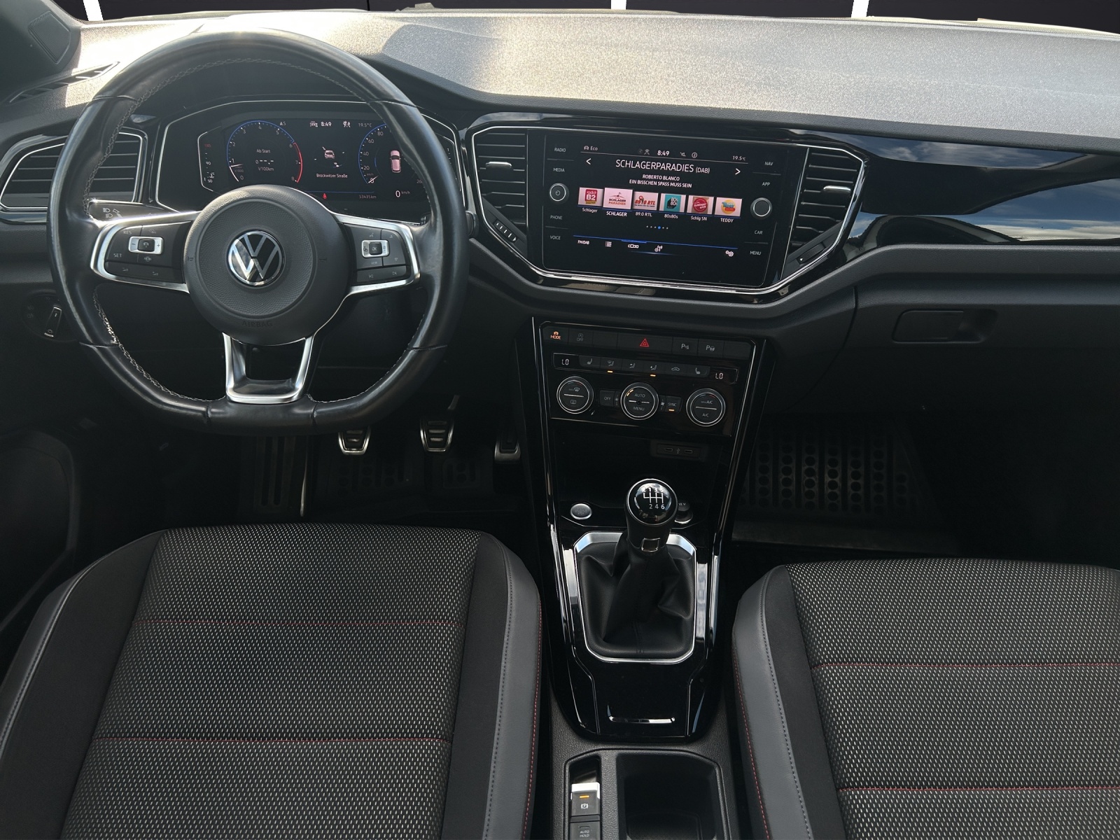 Fahrzeugabbildung Volkswagen T-Roc TSI Sport LED AHK Navi AID ACC RFK SH 18