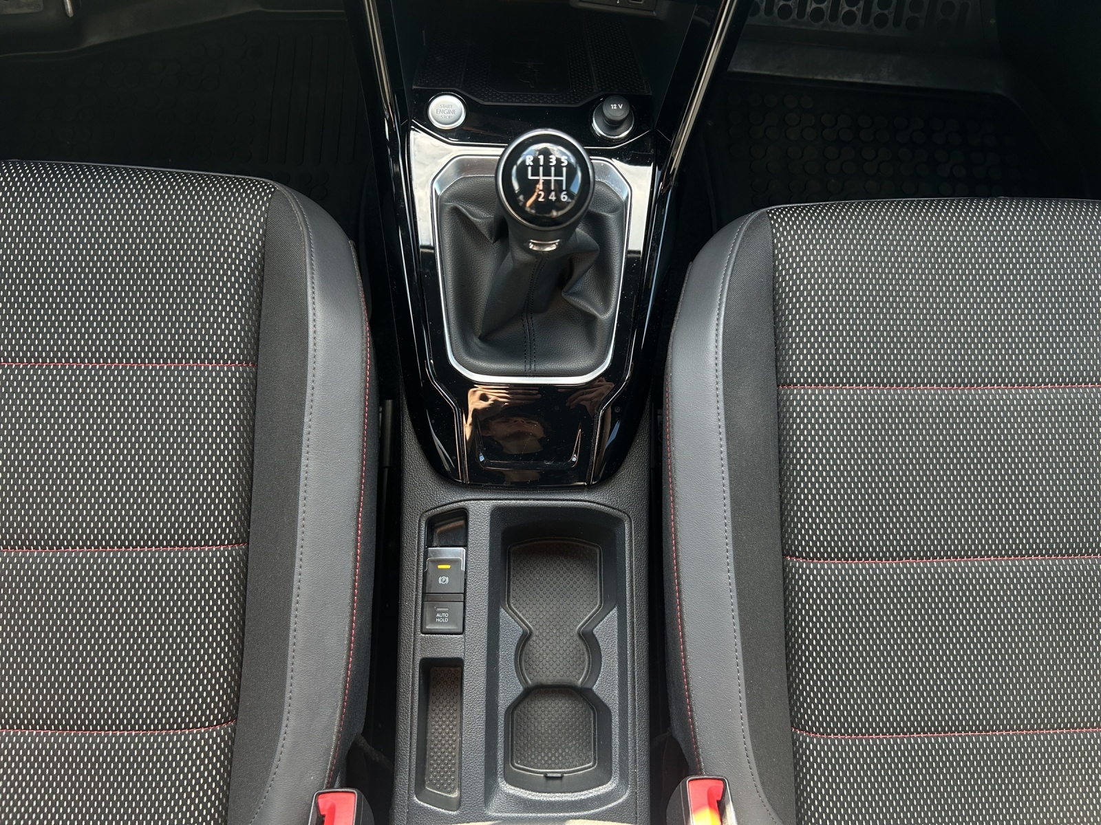 Fahrzeugabbildung Volkswagen T-Roc TSI Sport LED AHK Navi AID ACC RFK SH 18