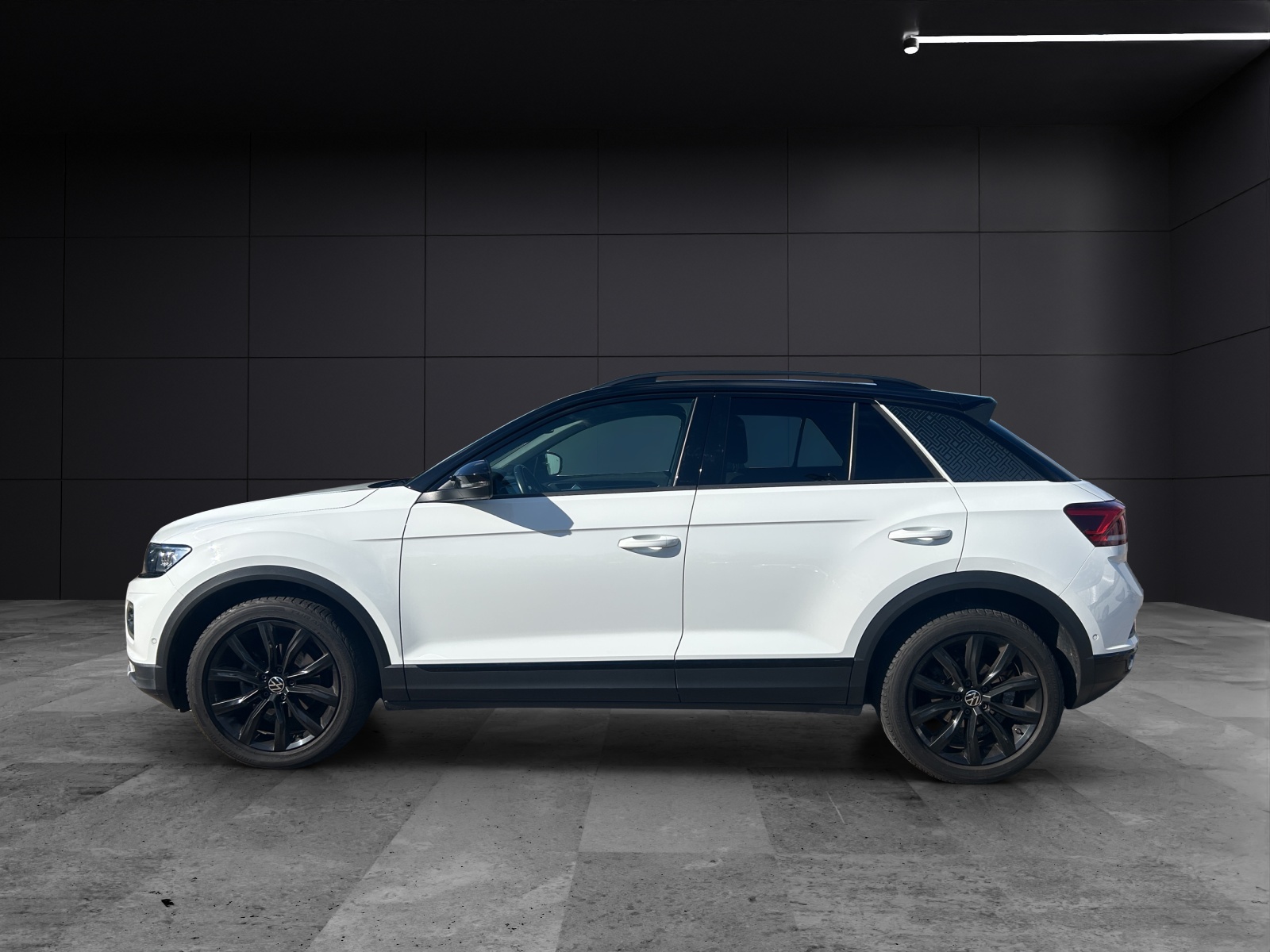 Fahrzeugabbildung Volkswagen T-Roc TSI Sport LED AHK Navi AID ACC RFK SH 18