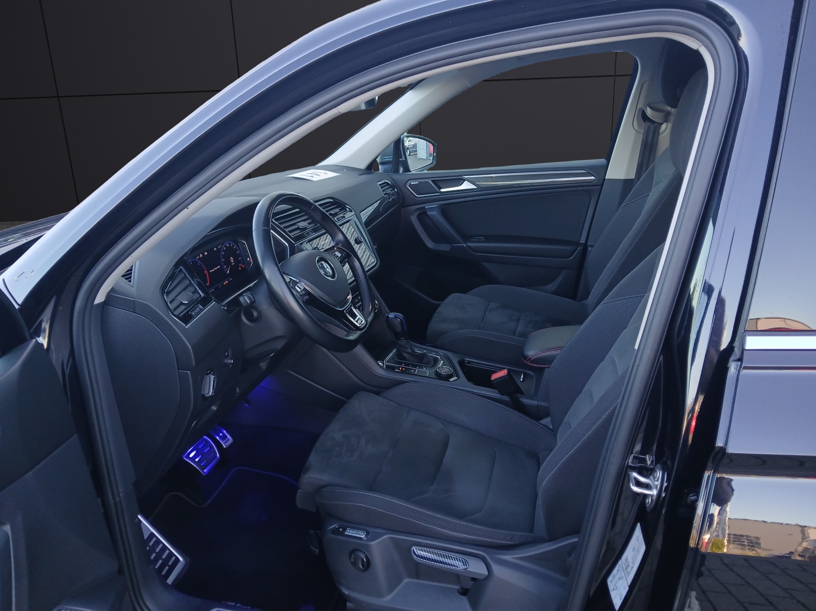 Fahrzeugabbildung Volkswagen Tiguan Allspace TDI Highline DSG 4M R-Line LED AHK Navi HUD AID ACC 360° SH 20