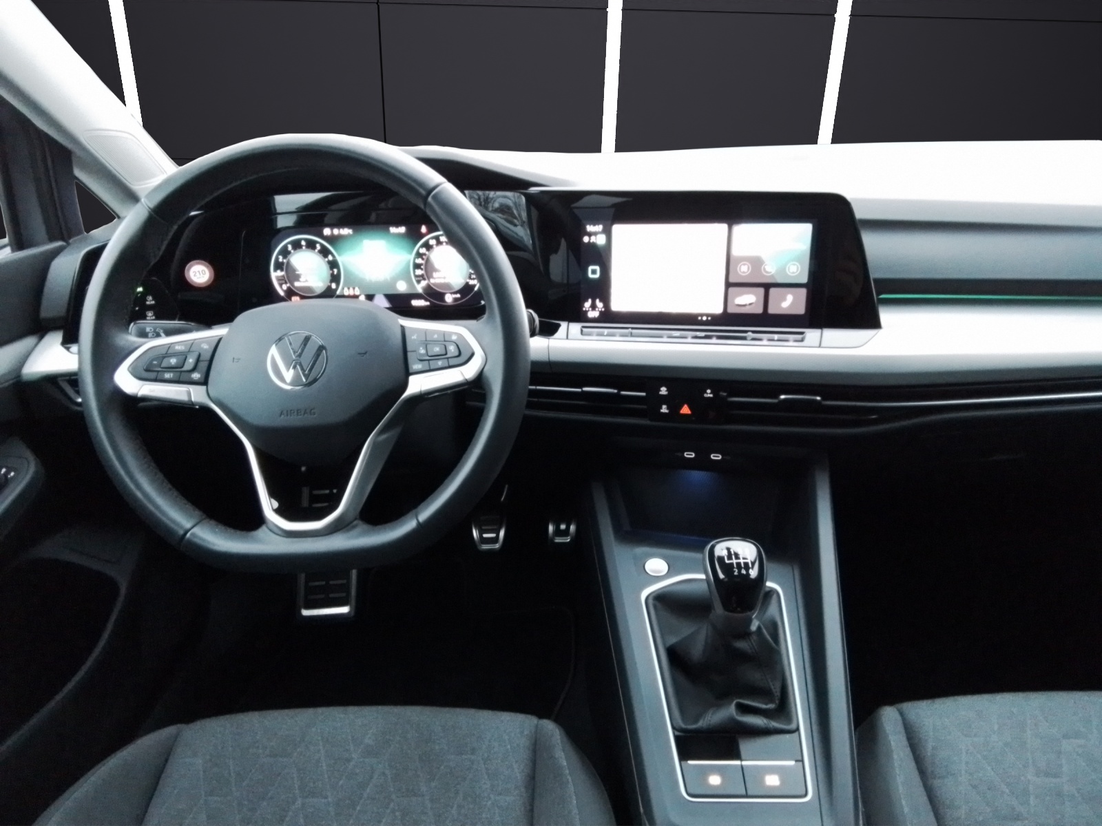 Fahrzeugabbildung Volkswagen Golf VIII Variant TSI Move LED ACC AID NAVI PDC SHZ LM