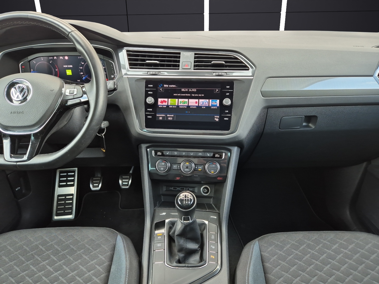 Fahrzeugabbildung Volkswagen Tiguan TDI IQ.Drive AHK PANO HUD ACC