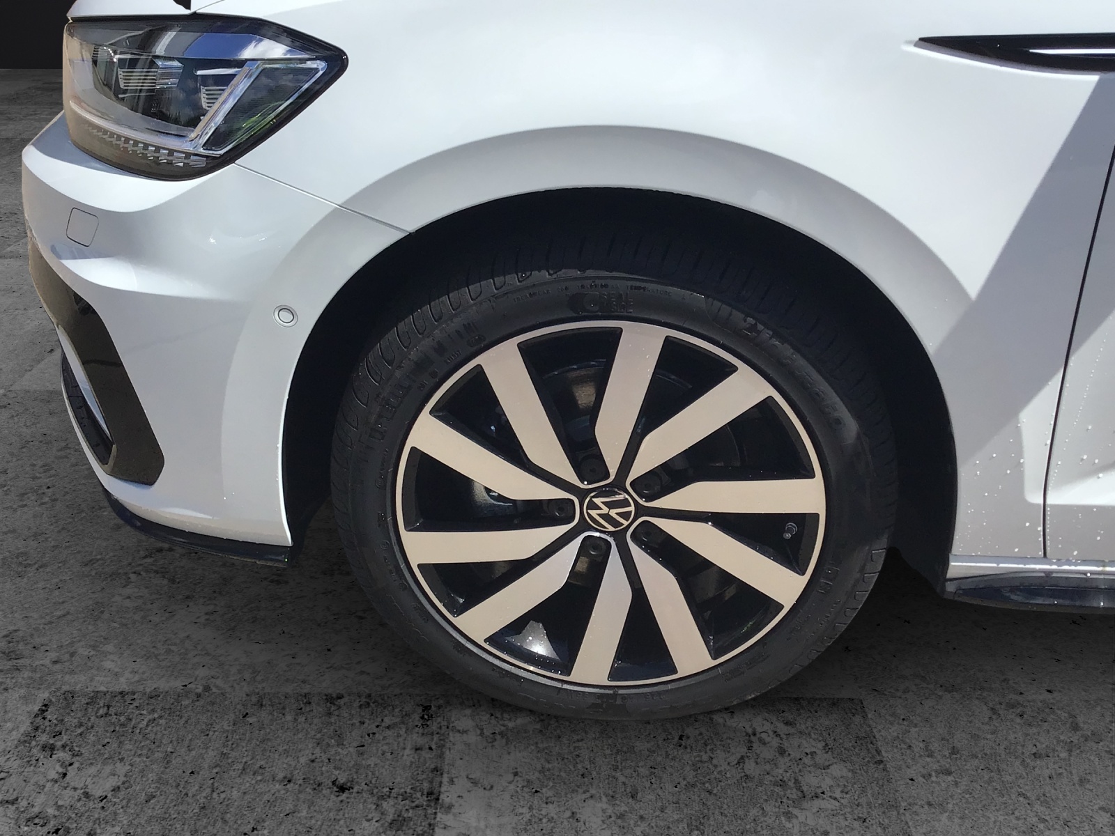 Fahrzeugabbildung Volkswagen Touran TSI R-Line Highline DSG LED ACC 18