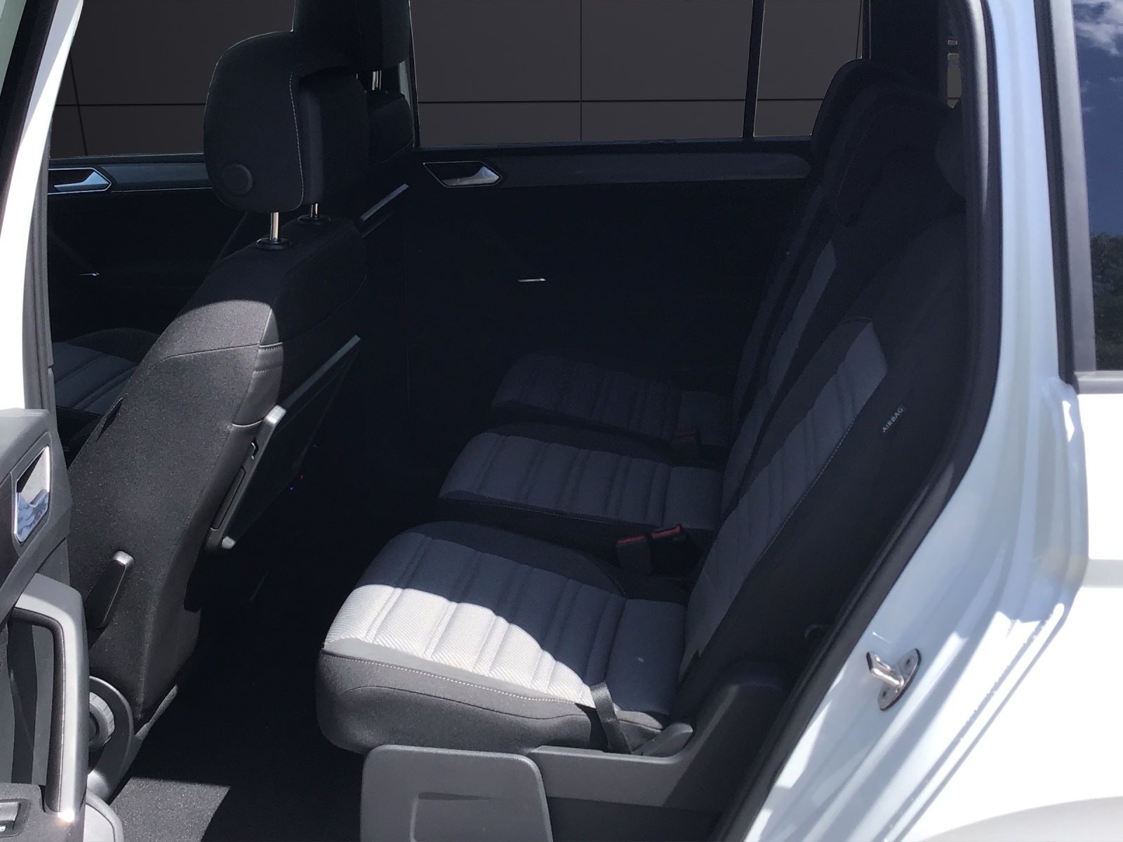 Fahrzeugabbildung Volkswagen Touran TSI R-Line Highline DSG LED ACC 18
