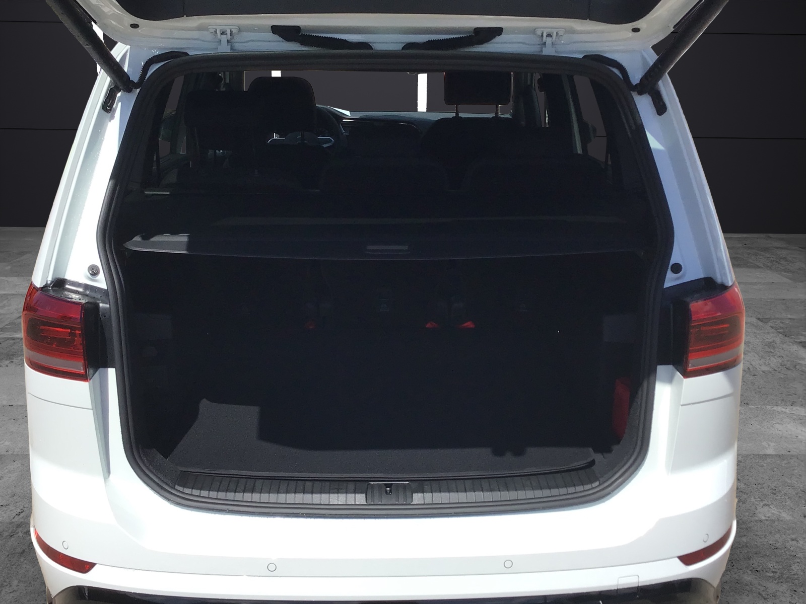 Fahrzeugabbildung Volkswagen Touran TSI R-Line Highline DSG LED ACC 18