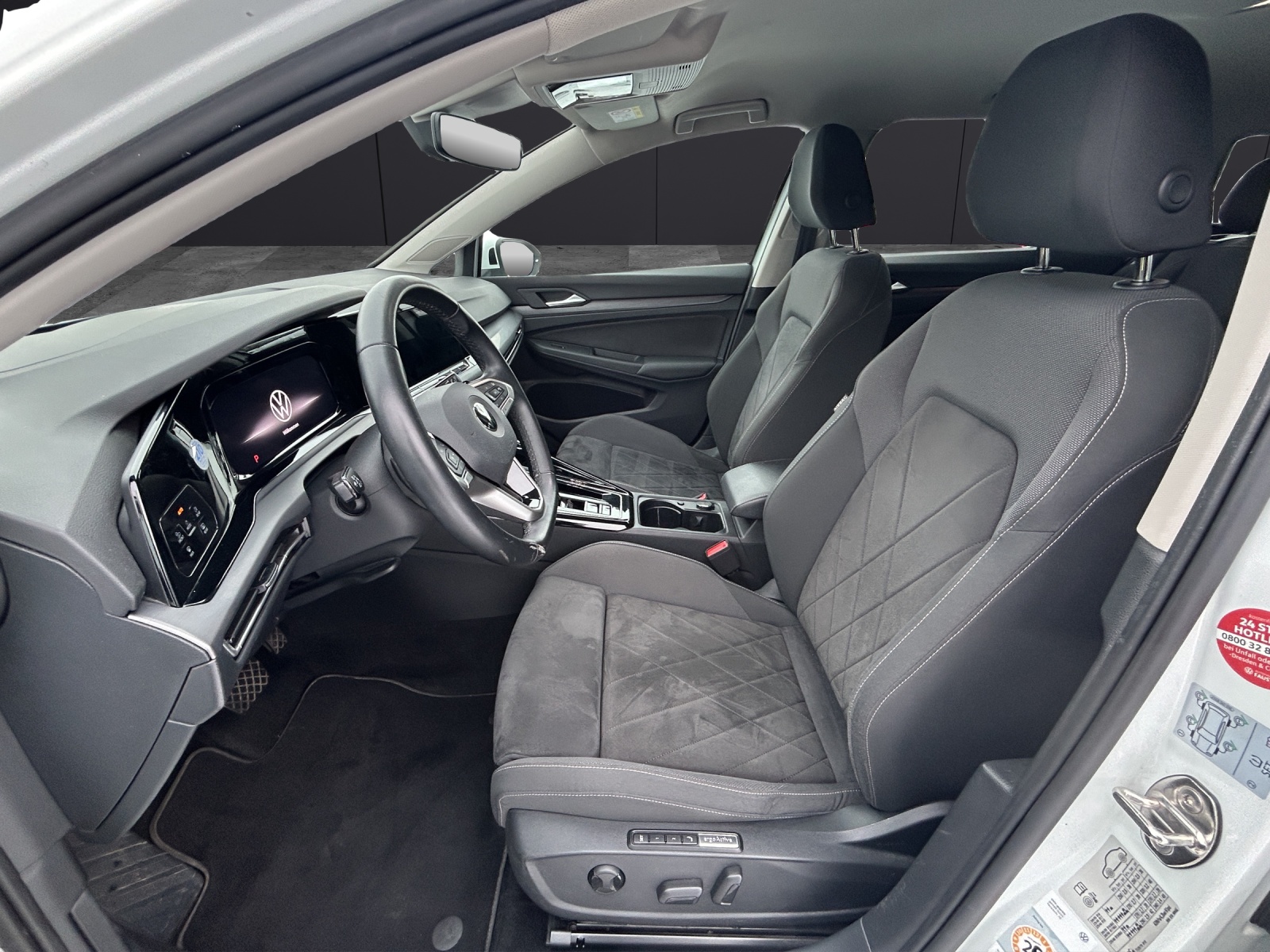 Fahrzeugabbildung Volkswagen Golf VIII Variant Style TDI DSG IQ.Light ACC SH HuD RearView WeConnect Navi Klima