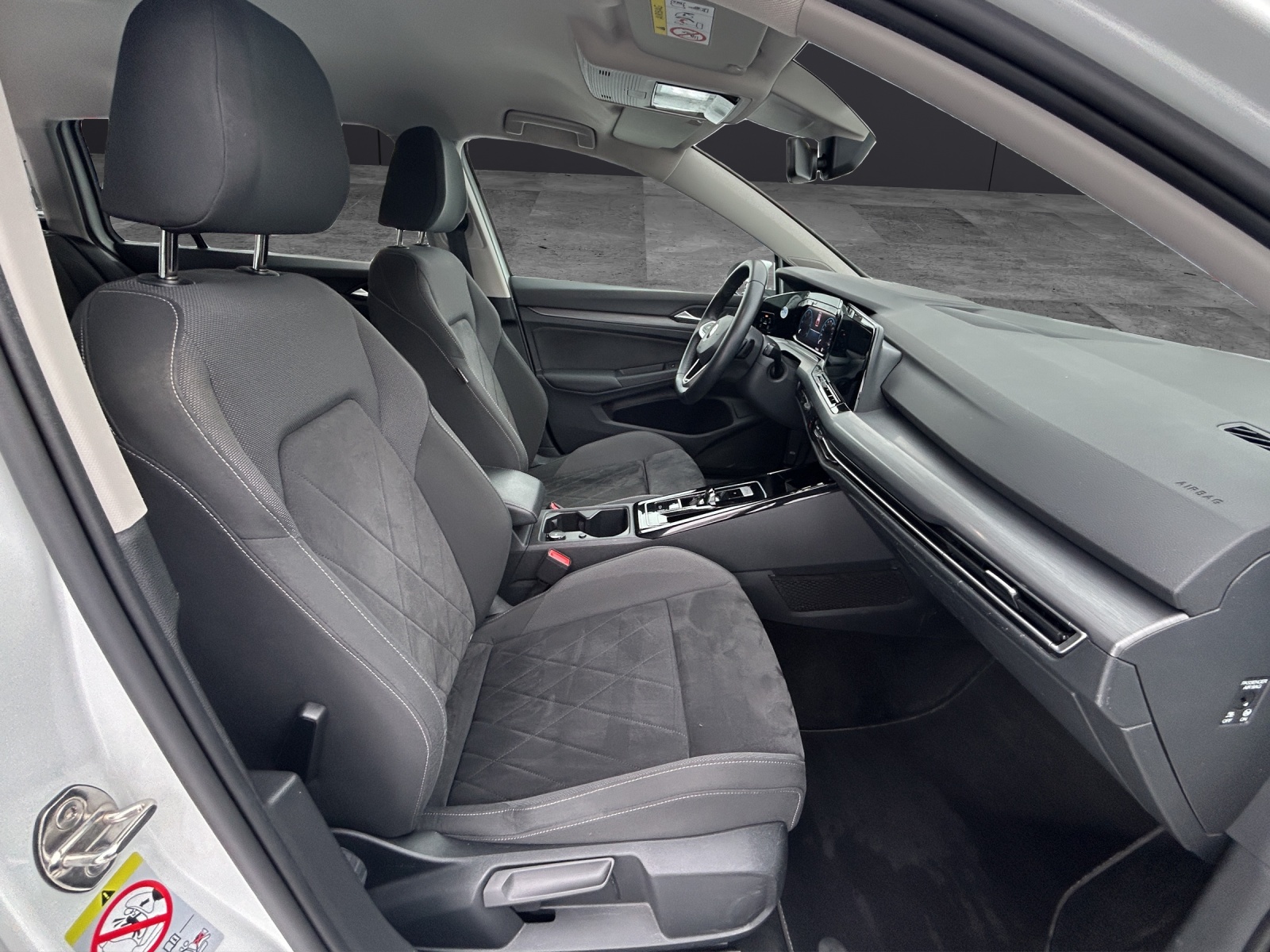 Fahrzeugabbildung Volkswagen Golf VIII Variant Style TDI DSG IQ.Light ACC SH HuD RearView WeConnect Navi Klima