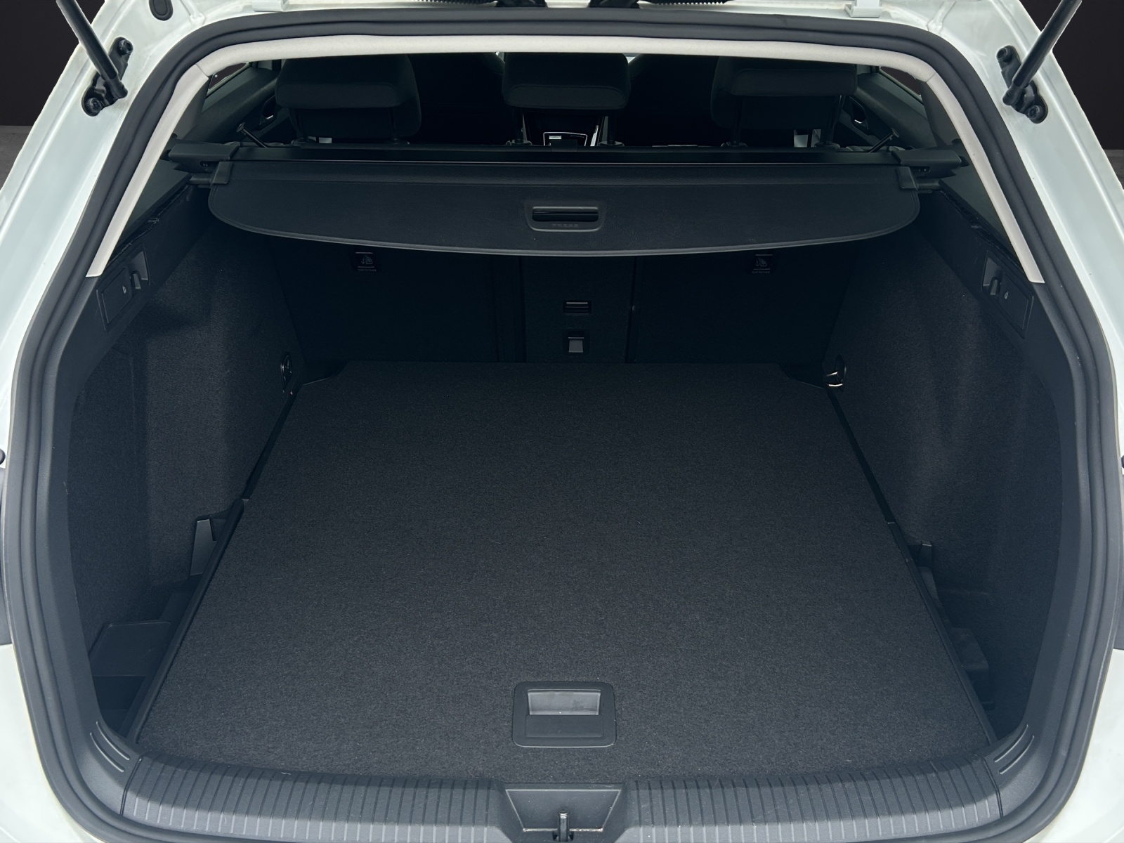 Fahrzeugabbildung Volkswagen Golf VIII Variant Style TDI DSG IQ.Light ACC SH HuD RearView WeConnect Navi Klima