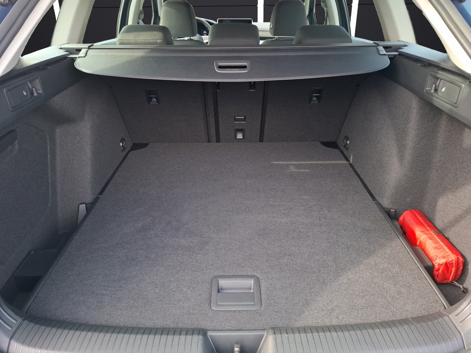 Fahrzeugabbildung Volkswagen Golf VIII Variant TSI Life Standhzg. LED Navi AID ACC RFK SH LM