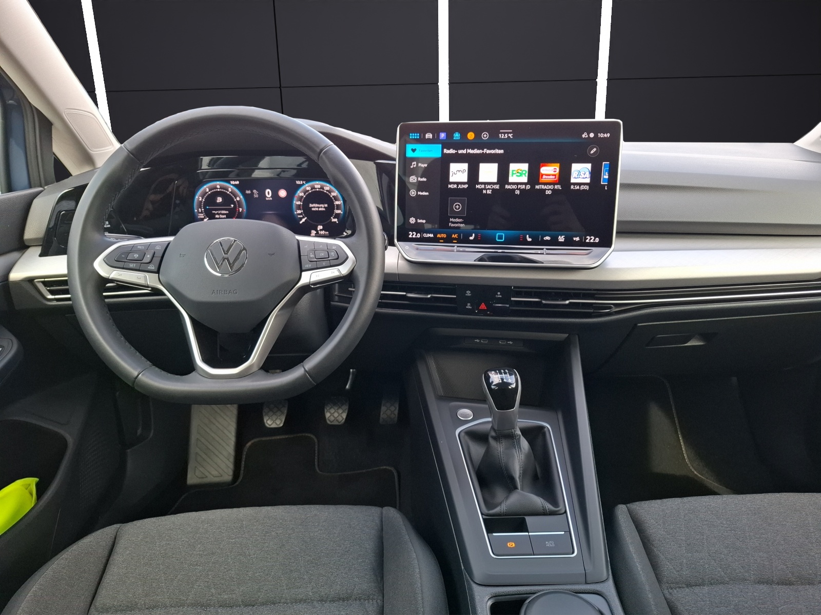 Fahrzeugabbildung Volkswagen Golf VIII Variant TSI Life Standhzg. LED Navi AID ACC RFK SH LM