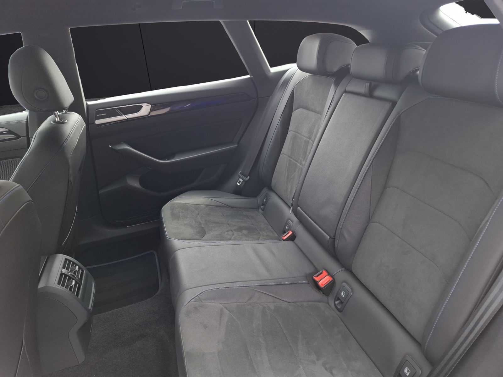 Fahrzeugabbildung Volkswagen Arteon SB R DSG 4M LED Navi AID ACC RFK Harman SH