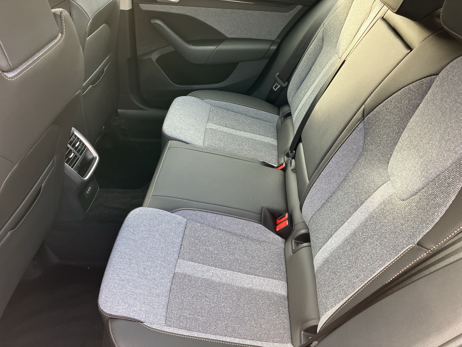 Fahrzeugabbildung SKODA Octavia Combi 2.0 TDI Selection LED-Scheinwerfer, Audi virtual Cockpit, Navi