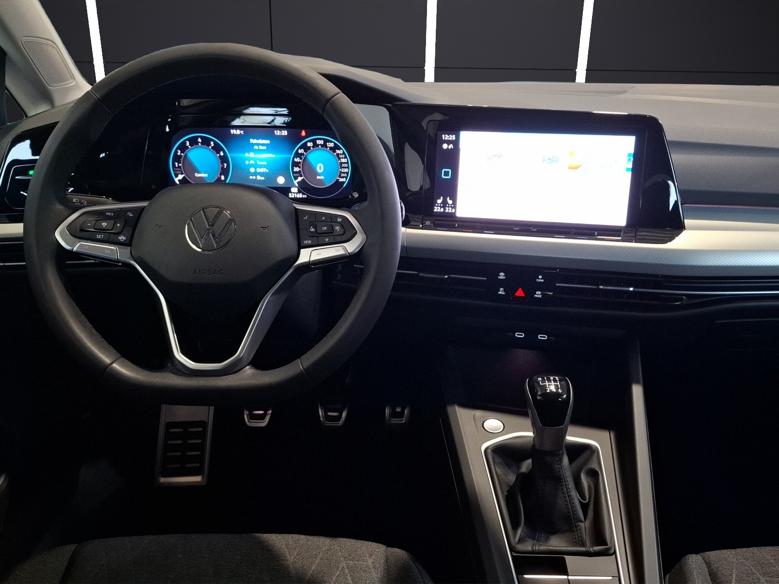 Fahrzeugabbildung Volkswagen Golf VIII Variant TSI Move Standhzg. LED AHK CarPlay AID ACC RFK SH