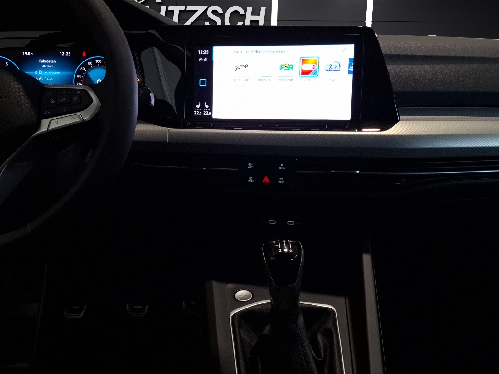 Fahrzeugabbildung Volkswagen Golf VIII Variant TSI Move Standhzg. LED AHK CarPlay AID ACC RFK SH