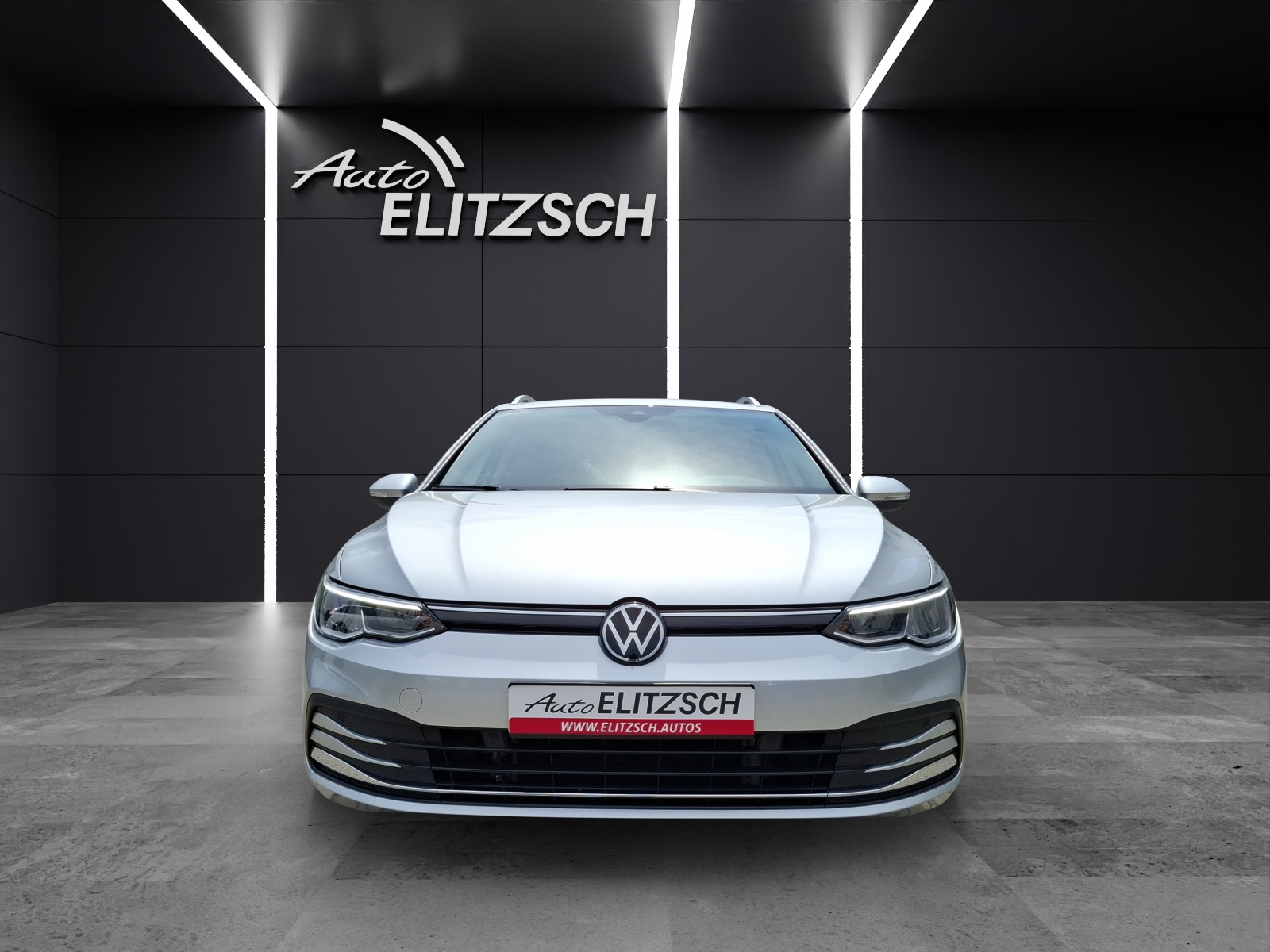 Fahrzeugabbildung Volkswagen Golf VIII Variant TSI Move Standhzg. LED AHK CarPlay AID ACC RFK SH