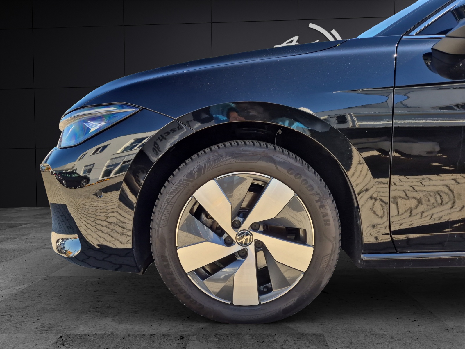 Fahrzeugabbildung Volkswagen Passat eTSI Business DSG LED AHK RFK Navi AID ACC