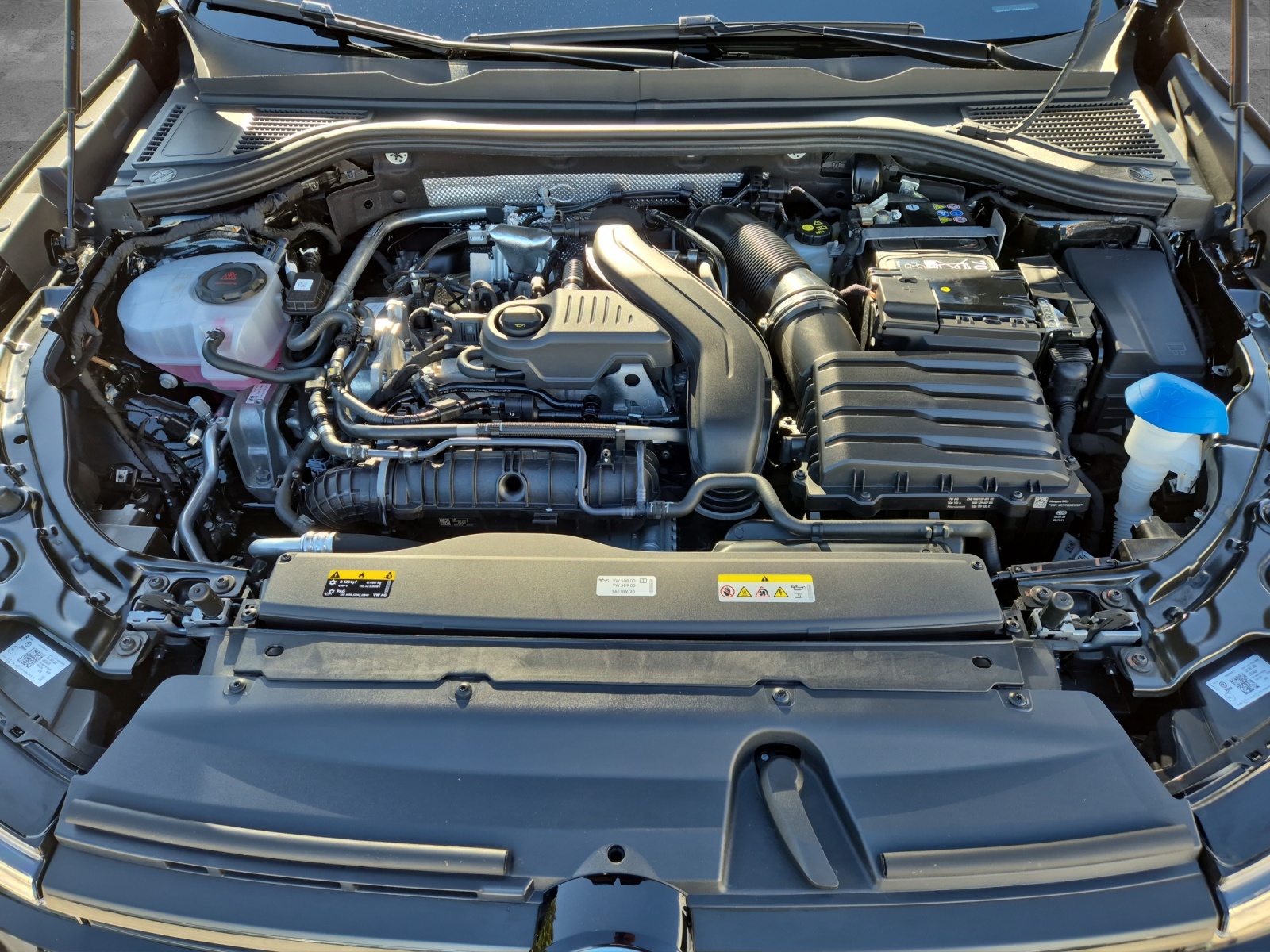 Fahrzeugabbildung Volkswagen Passat eTSI Business DSG LED AHK RFK Navi AID ACC