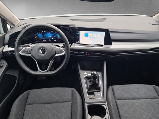Fahrzeugabbildung Volkswagen Golf VIII Variant TSI Life LED Navi Climatronic AID ACC PDC SH LM 5J-Gar