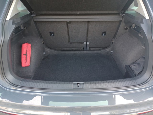 Fahrzeugabbildung Volkswagen Tiguan TSI Active LED Navi ACC RFK SH 18