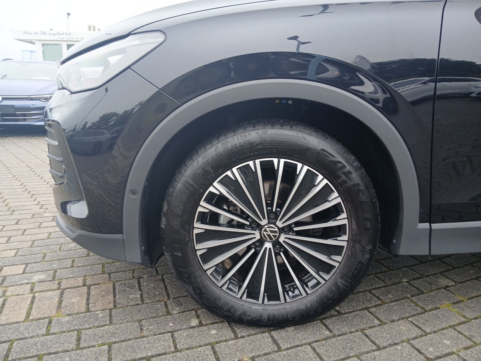 Fahrzeugabbildung Volkswagen Tiguan eTSI Life DSG LED AHK Navi AID ACC RFK SH