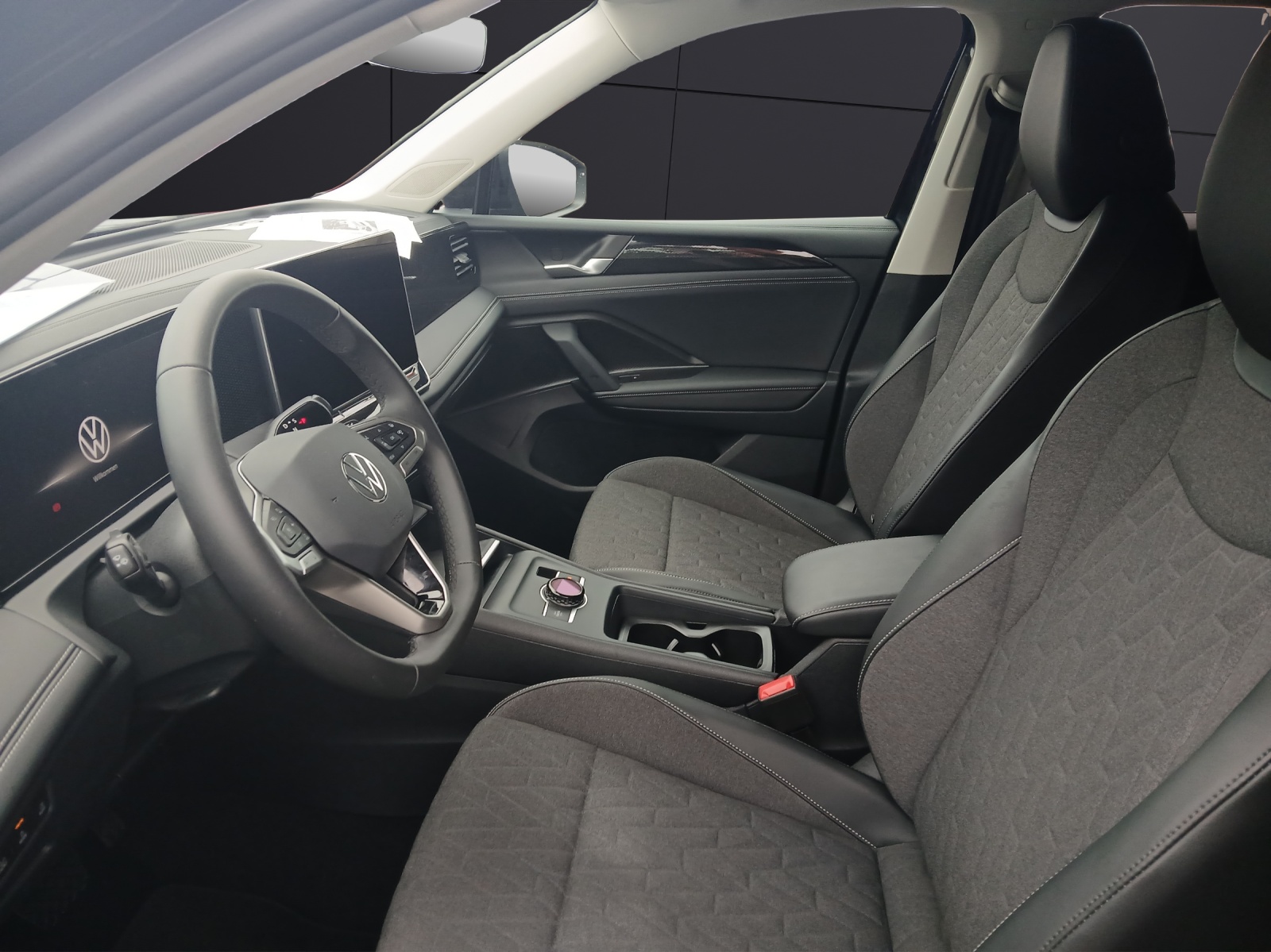 Fahrzeugabbildung Volkswagen Tiguan eTSI Life DSG LED AHK Navi AID ACC RFK SH