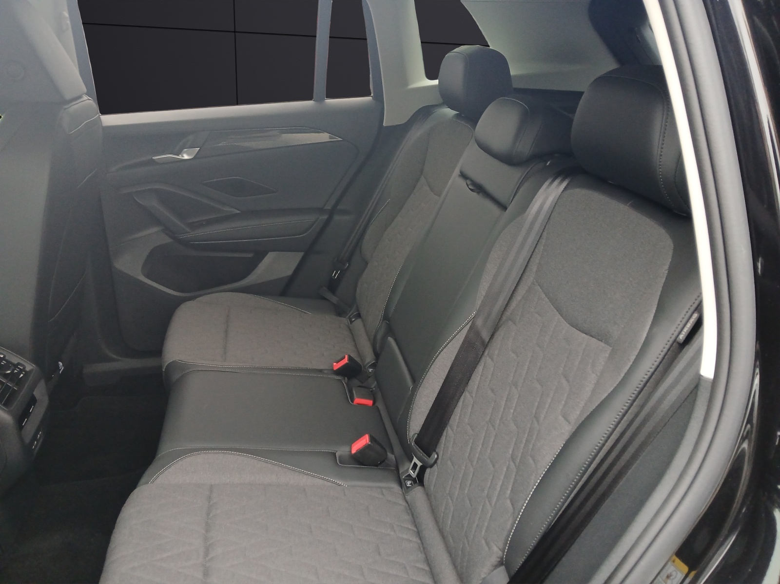 Fahrzeugabbildung Volkswagen Tiguan eTSI Life DSG LED AHK Navi AID ACC RFK SH