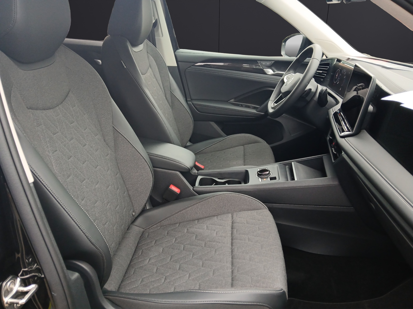 Fahrzeugabbildung Volkswagen Tiguan eTSI Life DSG LED AHK Navi AID ACC RFK SH