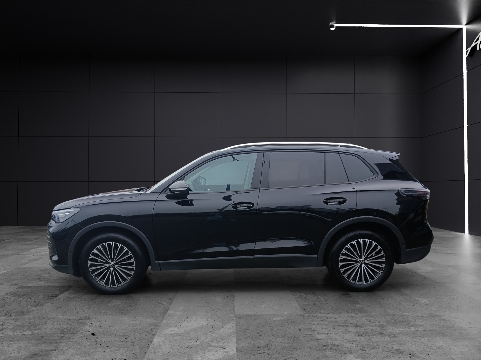 Fahrzeugabbildung Volkswagen Tiguan eTSI Life DSG LED AHK Navi AID ACC RFK SH