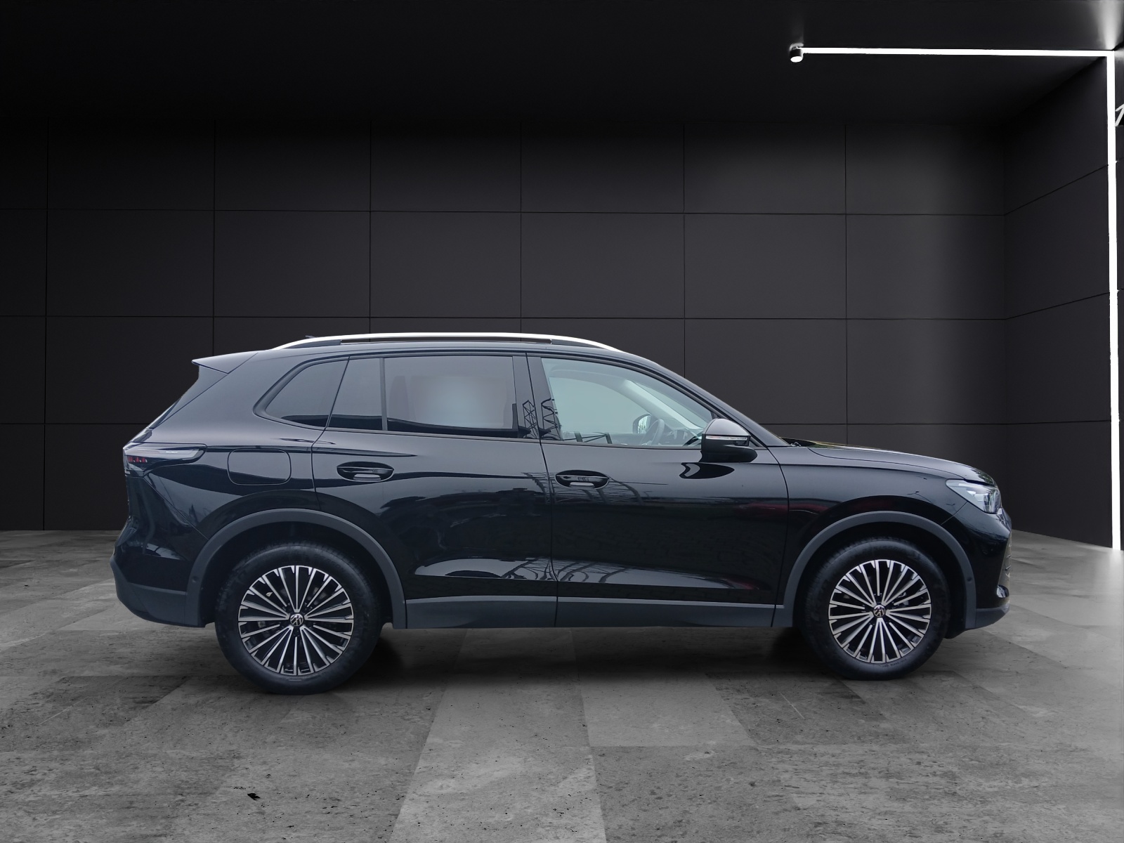 Fahrzeugabbildung Volkswagen Tiguan eTSI Life DSG LED AHK Navi AID ACC RFK SH