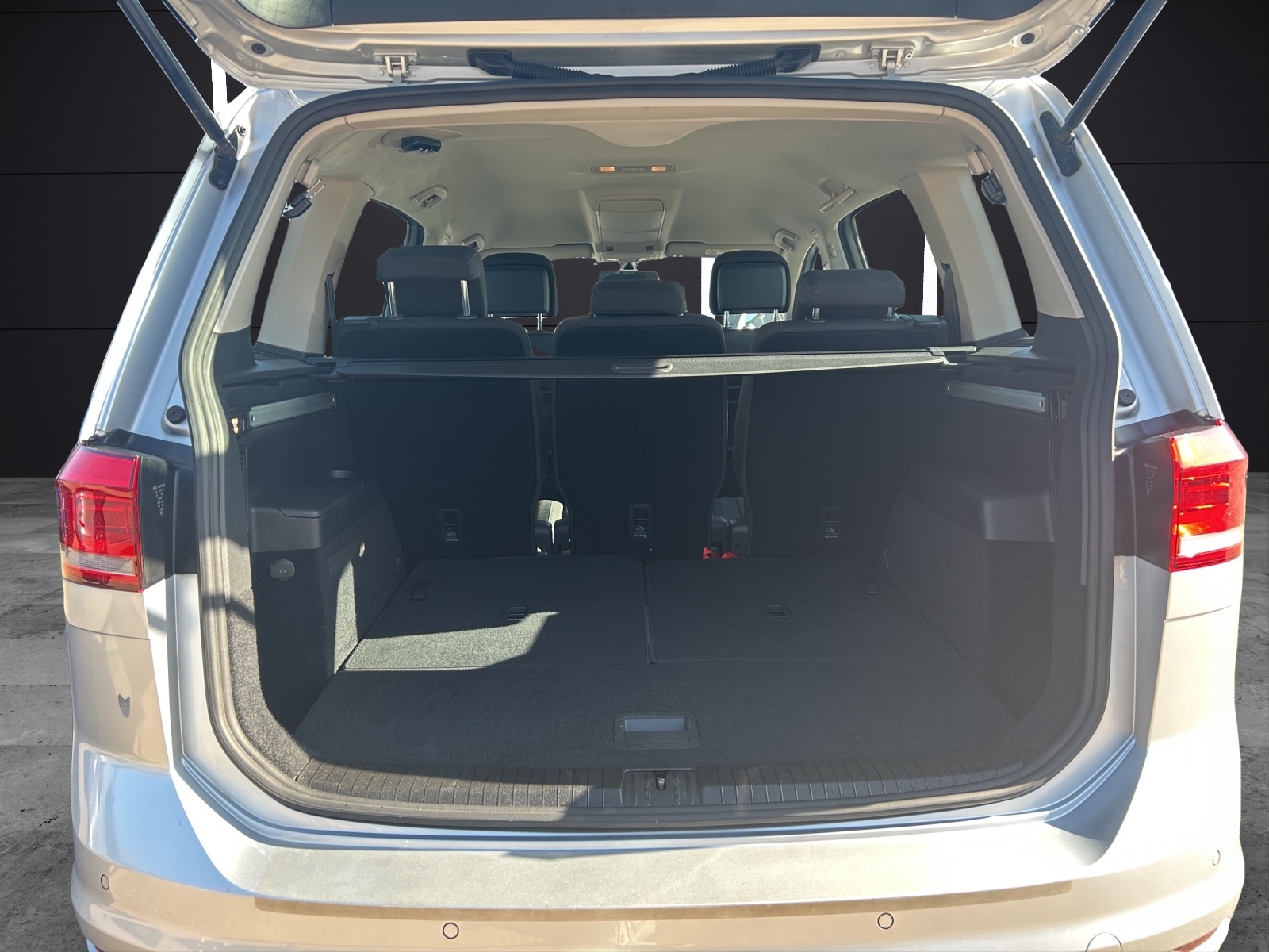 Fahrzeugabbildung Volkswagen Touran Comfortline TSI ACC AHK 7-Sitzer PDC Navi Klima