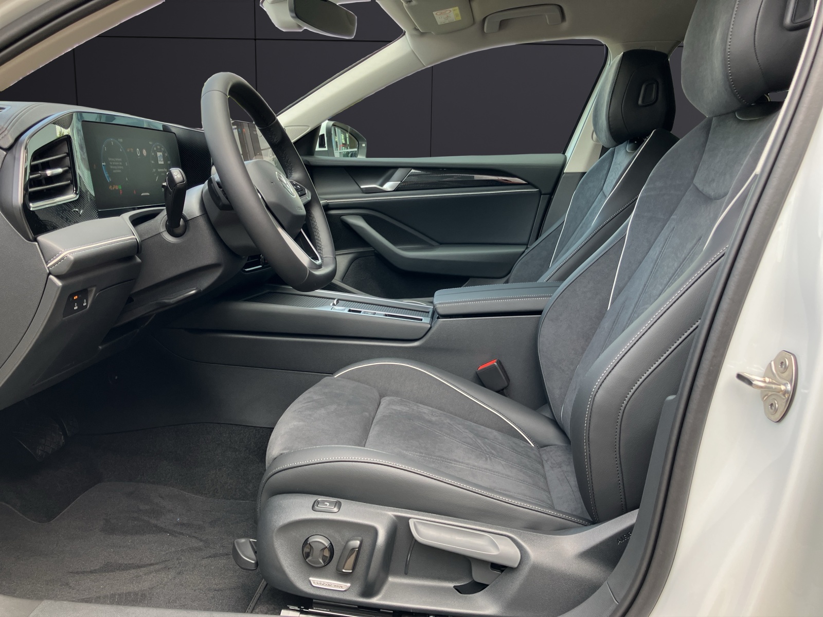 Fahrzeugabbildung Volkswagen Passat Variant 2.0 TDI 90 kW Business LED DSG DAB+ ACC
