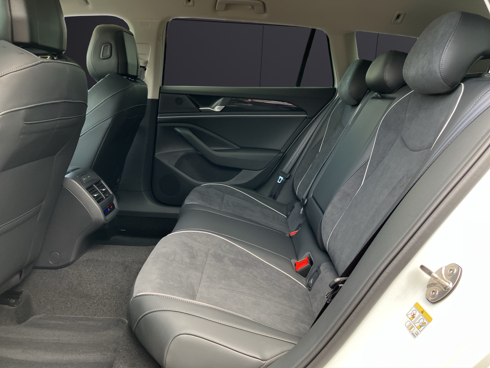 Fahrzeugabbildung Volkswagen Passat Variant 2.0 TDI 90 kW Business LED DSG DAB+ ACC