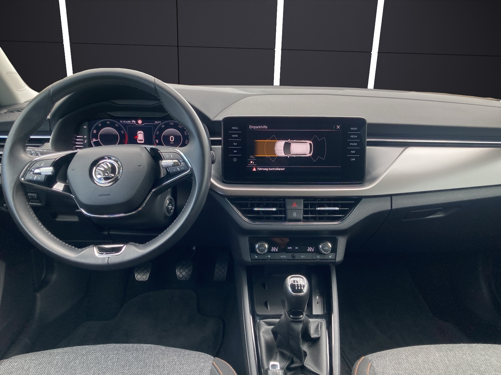 Fahrzeugabbildung SKODA Kamiq TSI Clever LED AHK Navi AID PDC SH