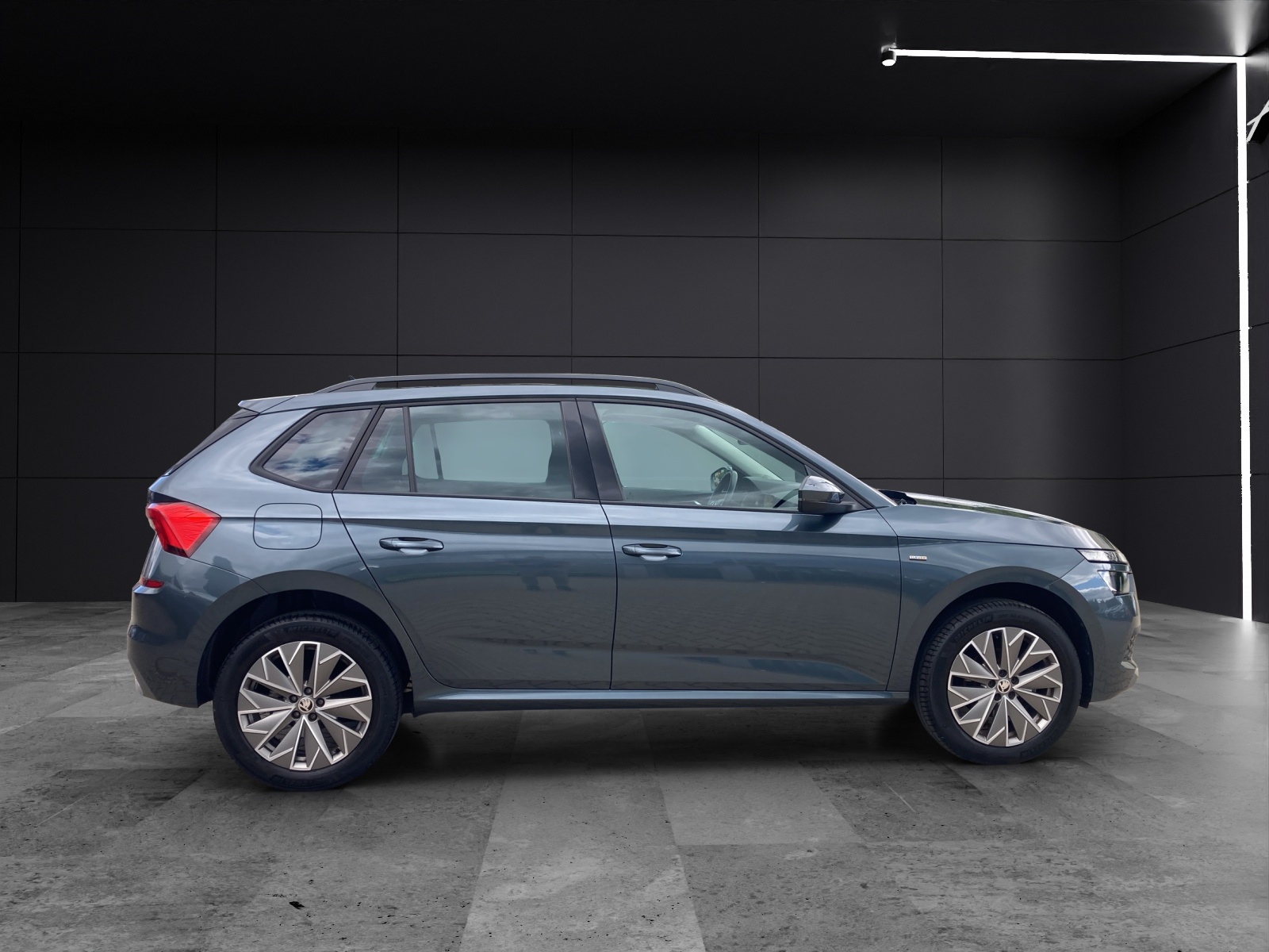 Fahrzeugabbildung SKODA Kamiq TSI Clever LED AHK Navi AID PDC SH