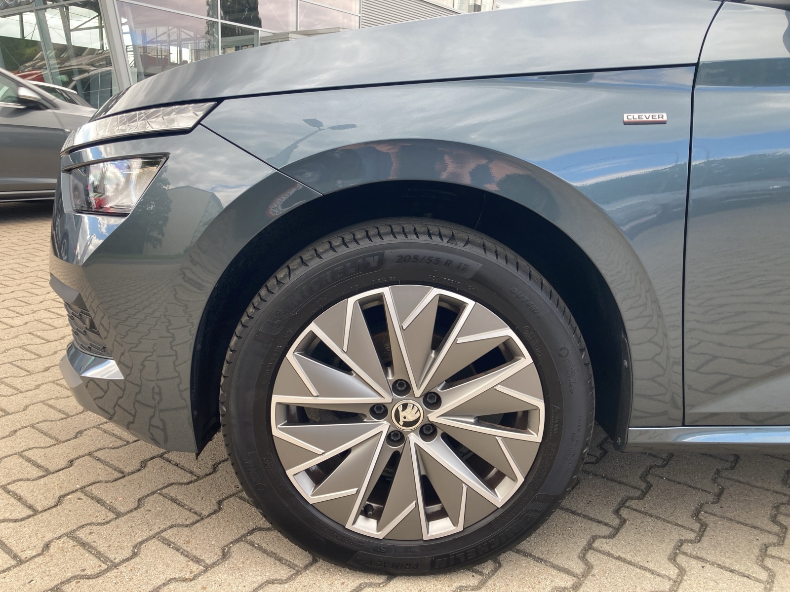 Fahrzeugabbildung SKODA Kamiq TSI Clever LED AHK Navi AID PDC SH