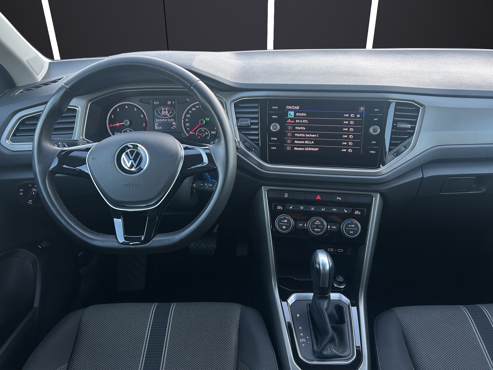 Fahrzeugabbildung Volkswagen T-Roc Style TSI DSG SHZ PDC WeConnect Navi