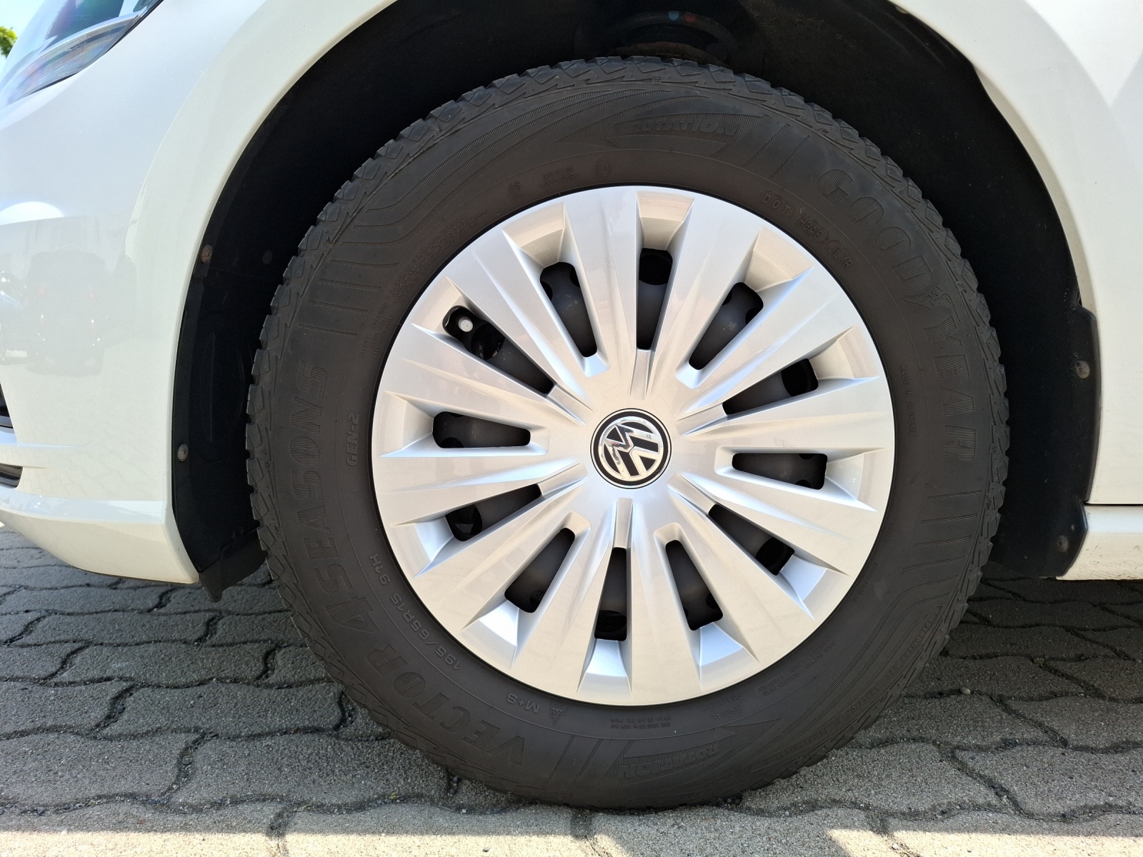 Fahrzeugabbildung Volkswagen Golf VII Variant TSI Trendline Navi PDC SH