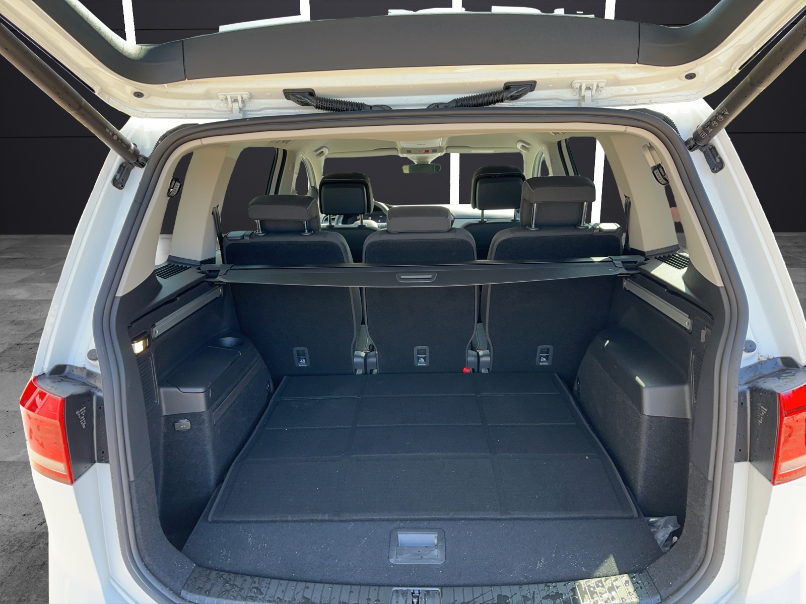 Fahrzeugabbildung Volkswagen Touran 2.0 TDI Move 7-Sitzer DSG Matrix ACC 17
