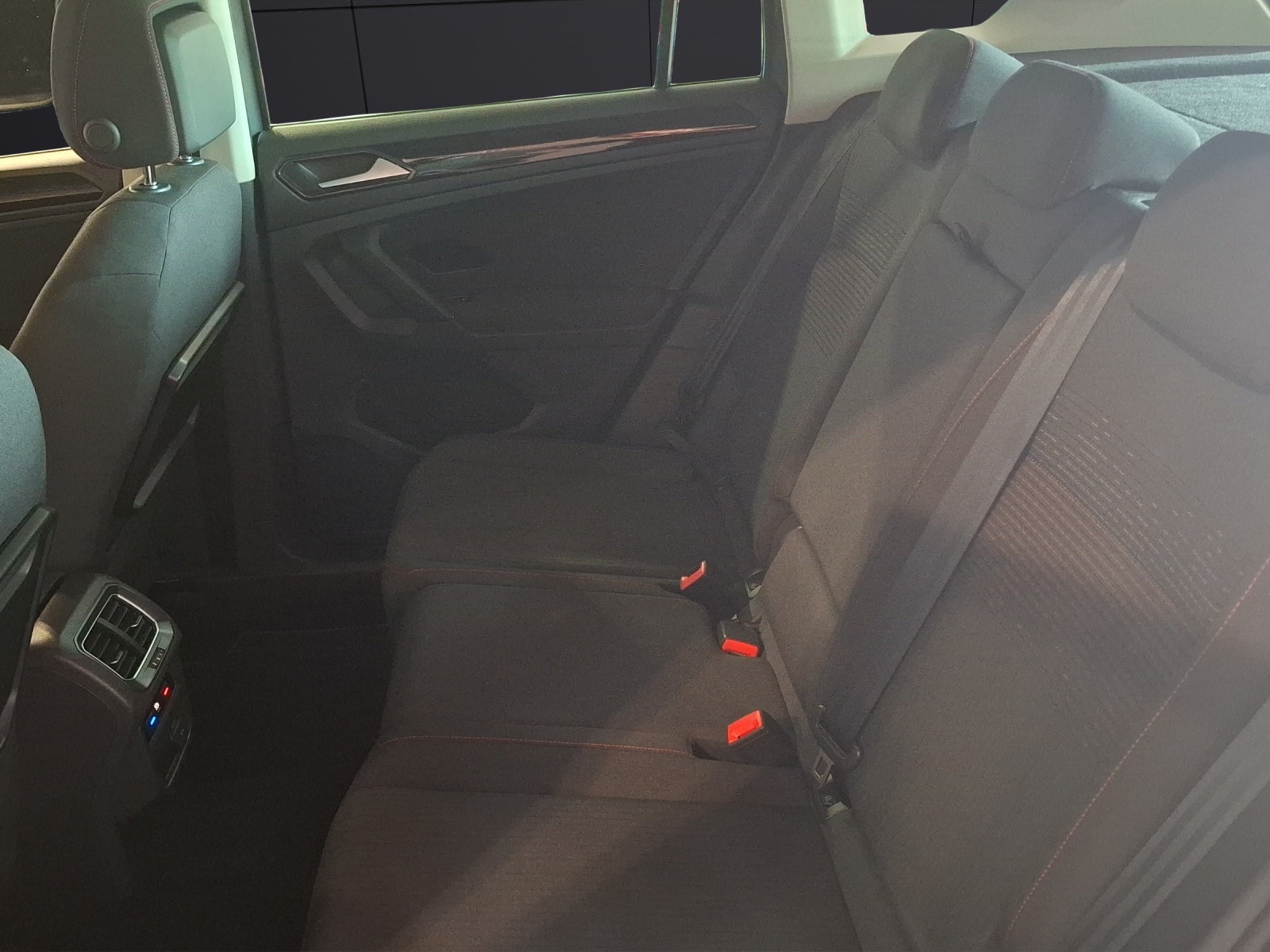 Fahrzeugabbildung Volkswagen Tiguan TDI Sound 4M LED AHK Navi ACC PDC SHZ
