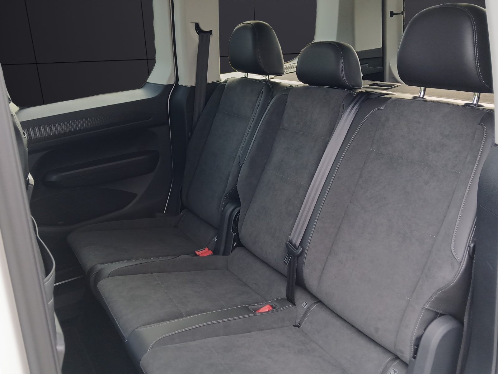 Fahrzeugabbildung Volkswagen Caddy TDI Life 7-DSG LED AHK ACC KLIMA REAR VIEW