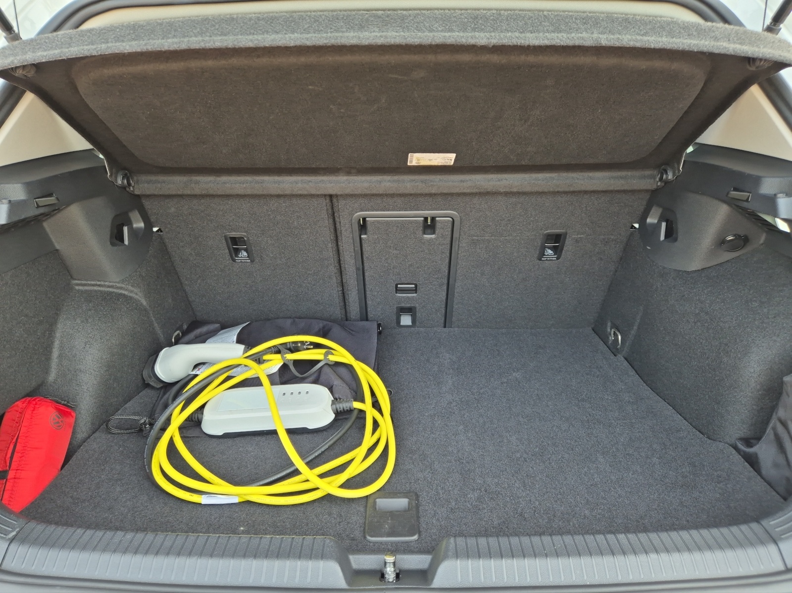 Fahrzeugabbildung Volkswagen Golf VIII eHybrid Style Matrix Navi HUD AID ACC RFK SH LM