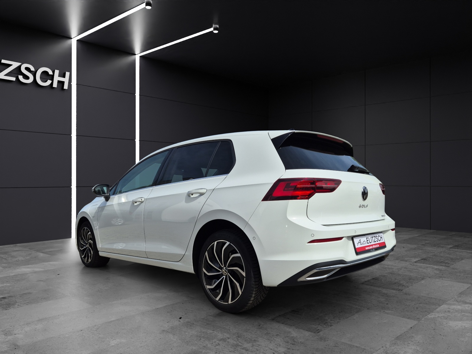 Fahrzeugabbildung Volkswagen Golf VIII eHybrid Style Matrix Navi HUD AID ACC RFK SH LM