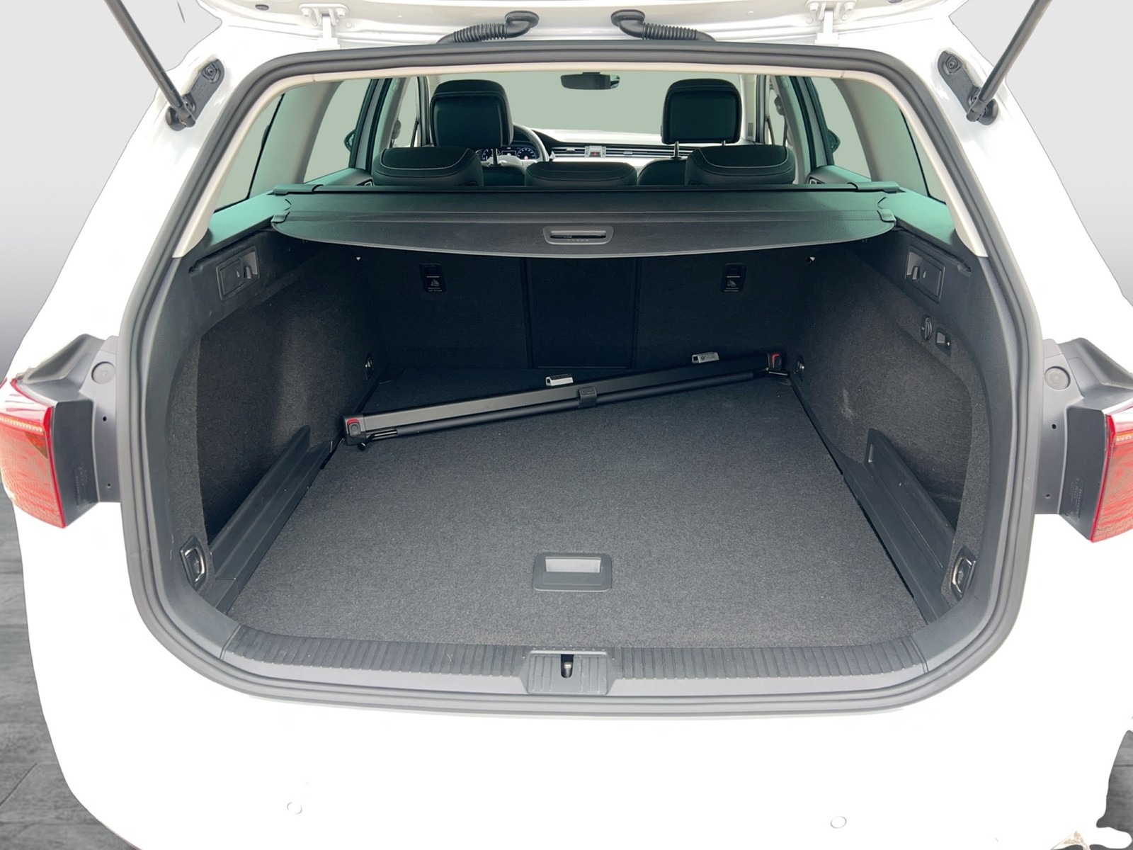 Fahrzeugabbildung Volkswagen Passat Variant TSI Elegance Matrix Navi ACC RFK AHK SH