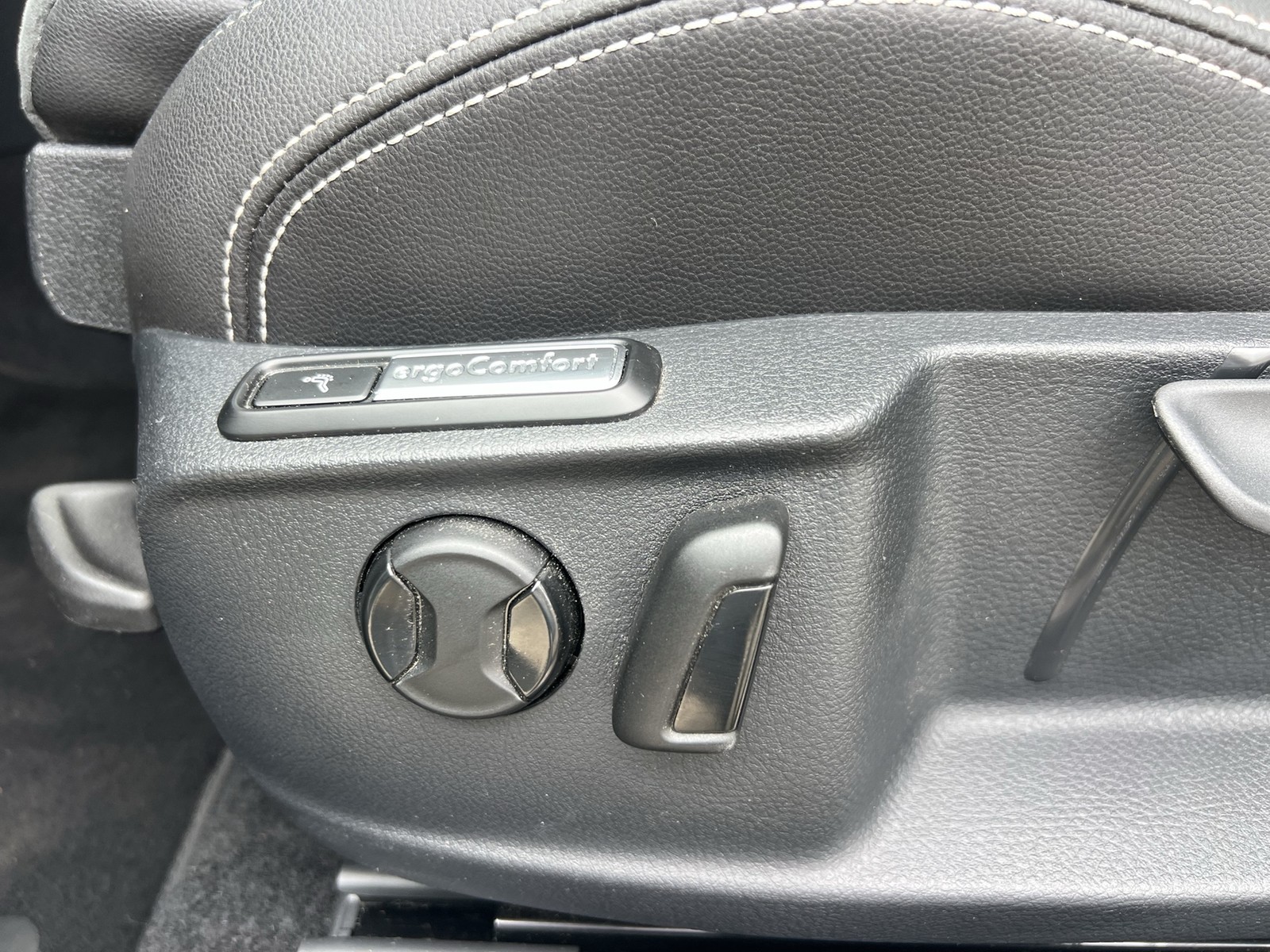 Fahrzeugabbildung Volkswagen Passat Variant TSI Elegance Matrix Navi ACC RFK AHK SH