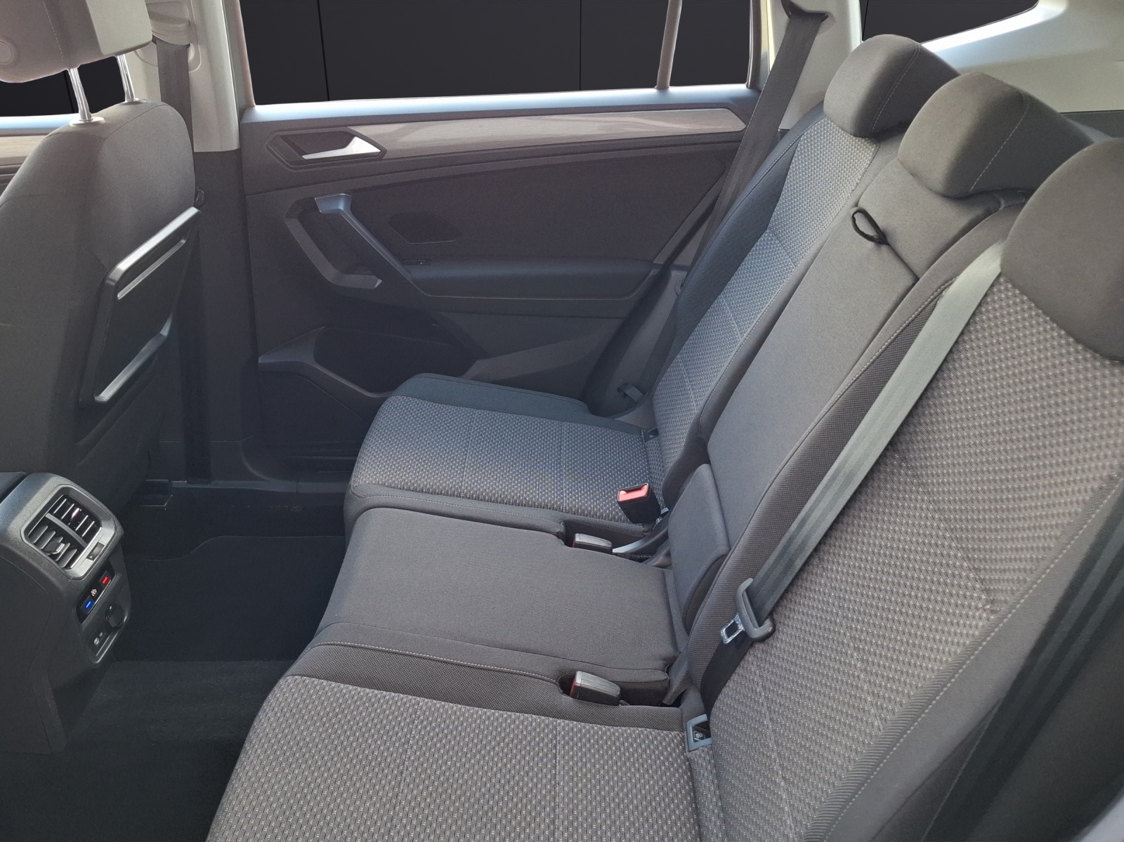 Fahrzeugabbildung Volkswagen Tiguan Allspace TSI Comfortline Navi HUD AID ACC RFK SHZ APP
