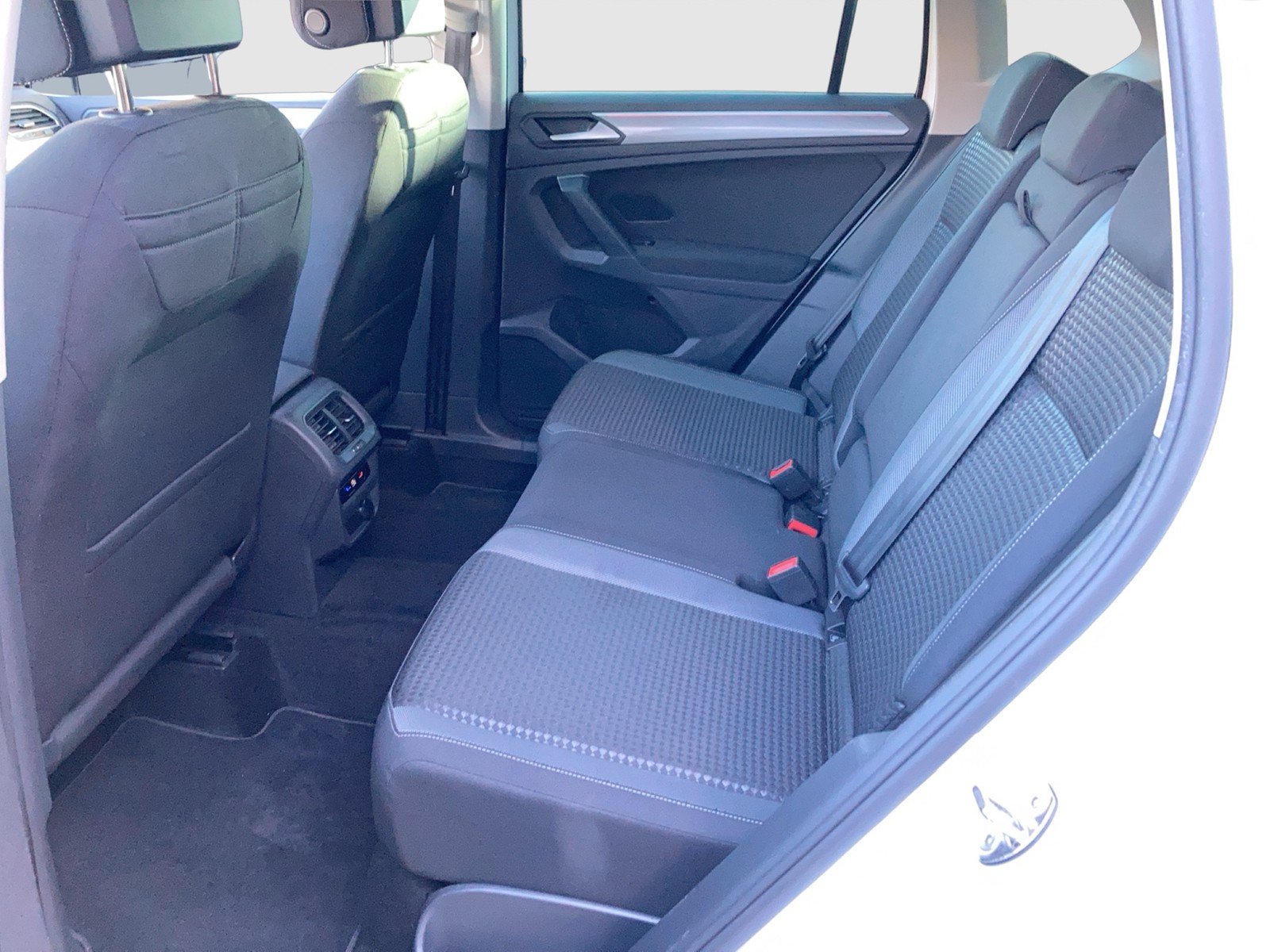 Fahrzeugabbildung Volkswagen Tiguan TDI Active DSG LED Navi ACC Park-Assist SHZ